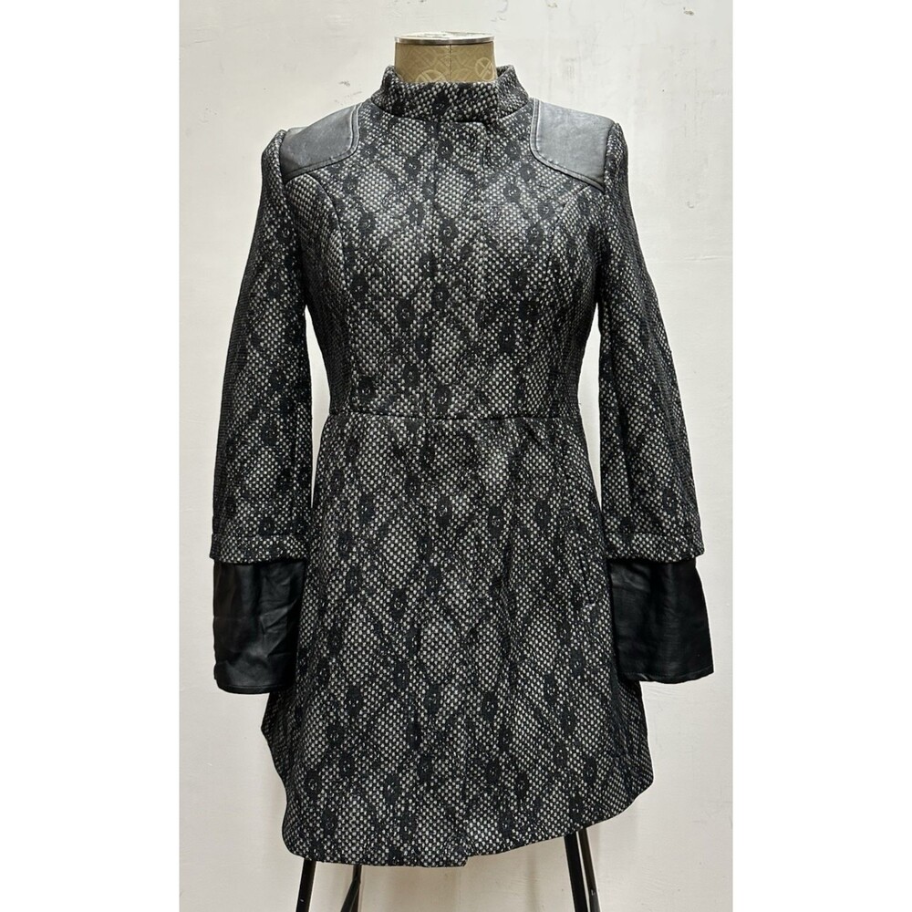 Steve Madden woman’ size small black polyester acrylic coat with zipper